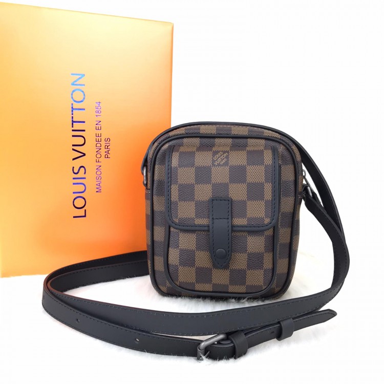 Replica Louis Vuitton Damier Infini Leather District Pochette n23355